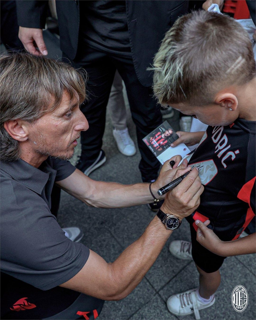 Modric tạo cơn sốt ngày ra mắt AC Milan 678519