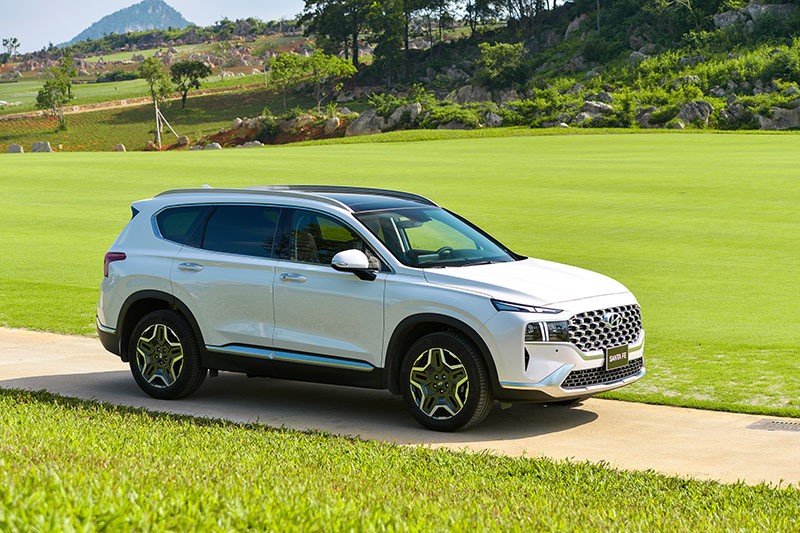 hyundai-santafe-giam-sau-toi-160-trieu-pha-suc-nong-xuong-ford-everest-03-1678241619.jpg