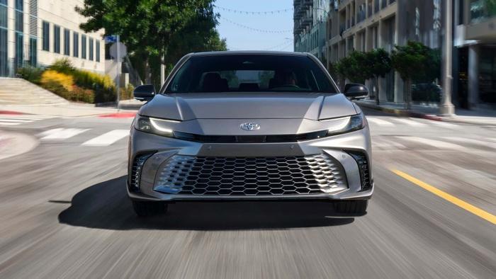 Toyota Camry 2025 bán kèm lạc tới 5.000 USD 477946