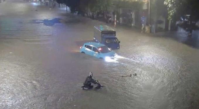 Mưa lớn cuốn trôi ô tô, tạt đổ xe máy ngay trong đêm 517259