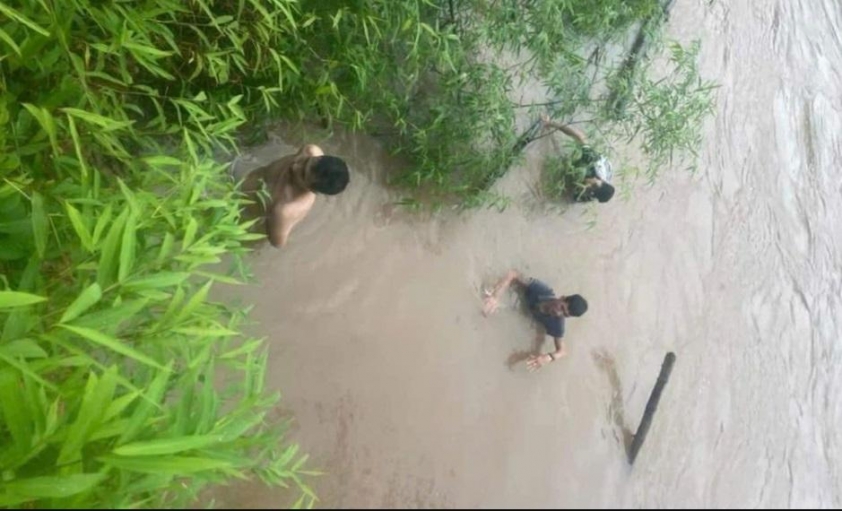 Chân dung hai người hùng cứu tài xế xe đầu kéo bị lũ cuốn ở Bắc Giang 519065