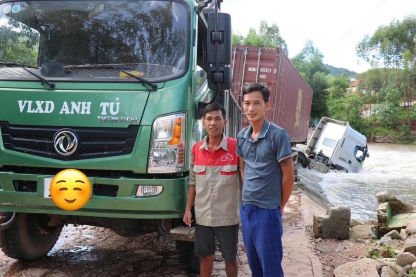 Chân dung hai người hùng cứu tài xế xe đầu kéo bị lũ cuốn ở Bắc Giang 519070