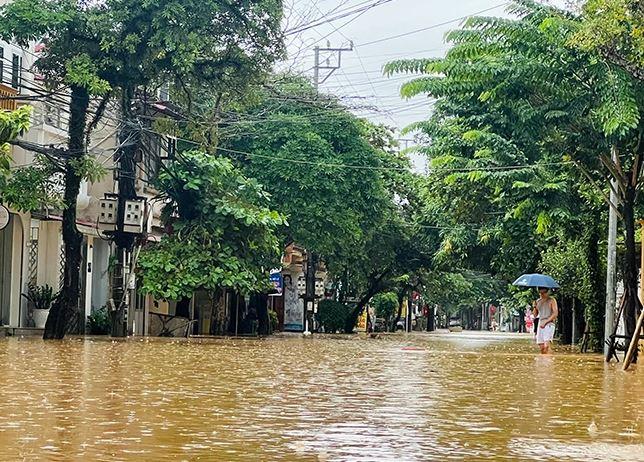 Chân dung hai người hùng cứu tài xế xe đầu kéo bị lũ cuốn ở Bắc Giang 519072
