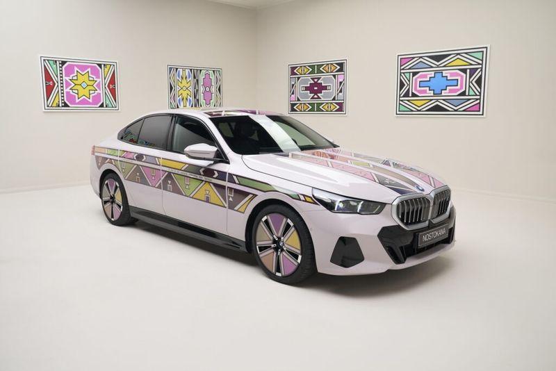 BMW hé lộ công nghệ đặc biệt, tự động đổi màu sơn như 