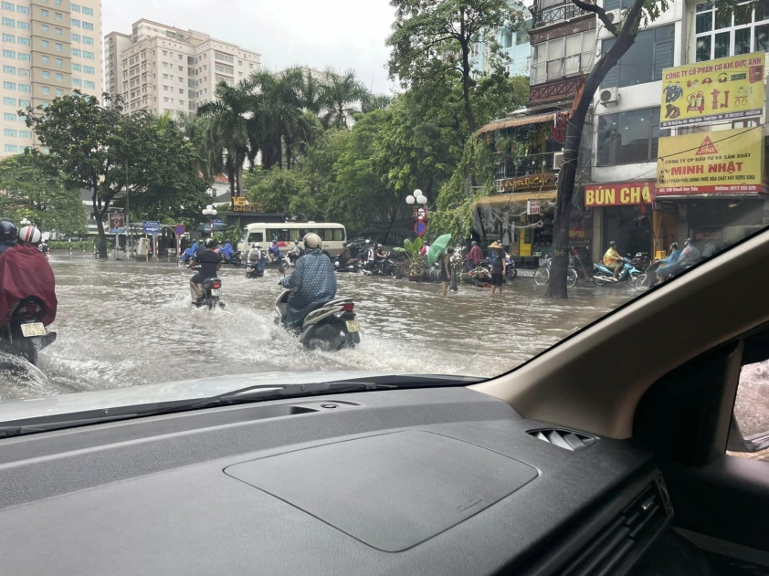 Mưa lớn trong đêm, Hà Nội