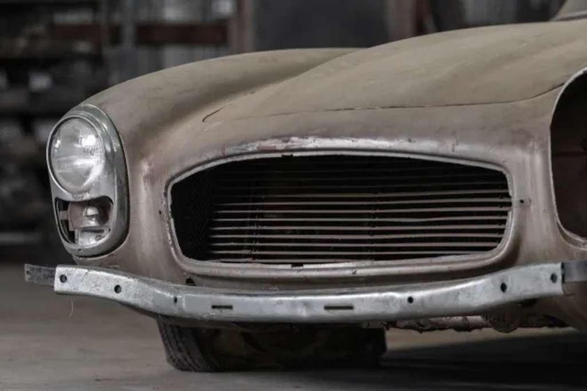 Cận cảnh chiếc Mercedes-Benz 300 SL Roadster