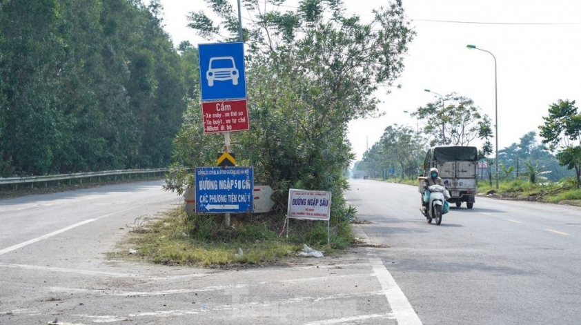 Nghịch lý mưa tạnh nhưng vẫn ngập sâu, người dân qua Đại lộ Thăng Long chấp nhận thuê xe bò để