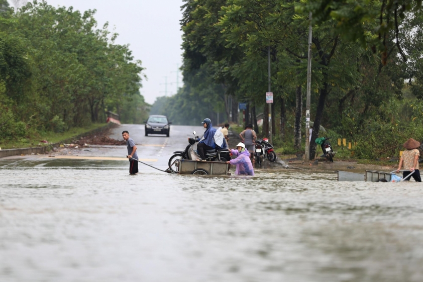Nghịch lý mưa tạnh nhưng vẫn ngập sâu, người dân qua Đại lộ Thăng Long chấp nhận thuê xe bò để