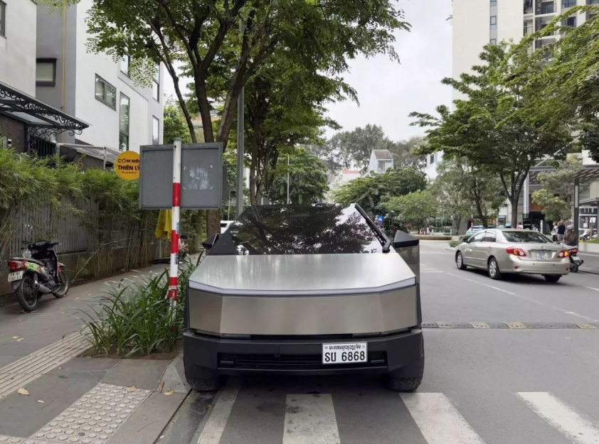 Tesla Cybertruck gây chú ý khi xuất hiện tại Thành phố Hồ Chí Minh với biển số đặc biệt 567835