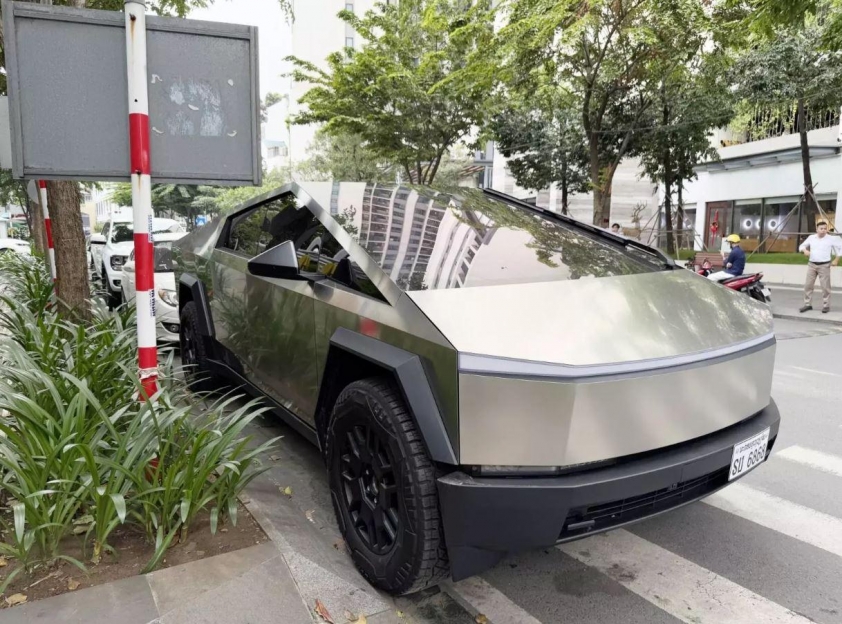 Tesla Cybertruck gây chú ý khi xuất hiện tại Thành phố Hồ Chí Minh với biển số đặc biệt 567836