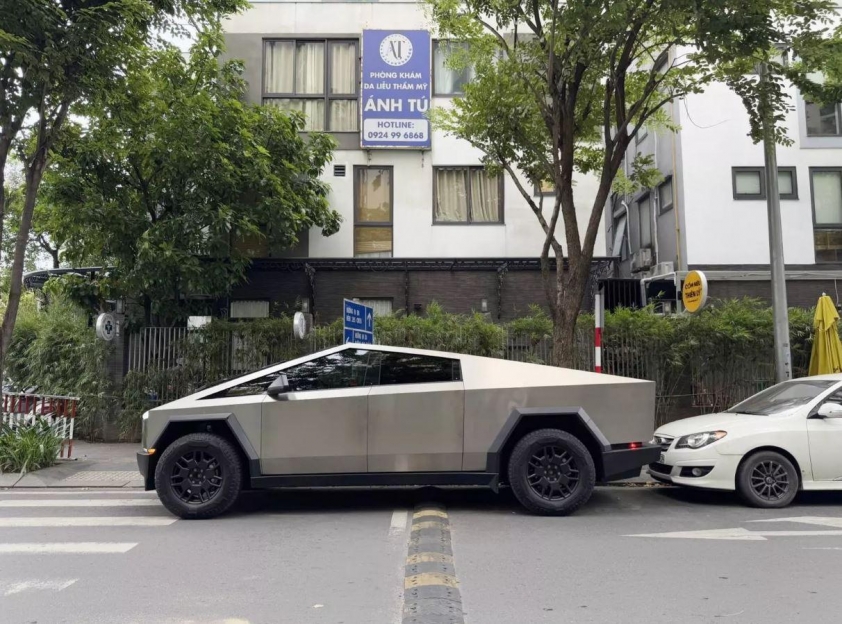 Tesla Cybertruck gây chú ý khi xuất hiện tại Thành phố Hồ Chí Minh với biển số đặc biệt 567837