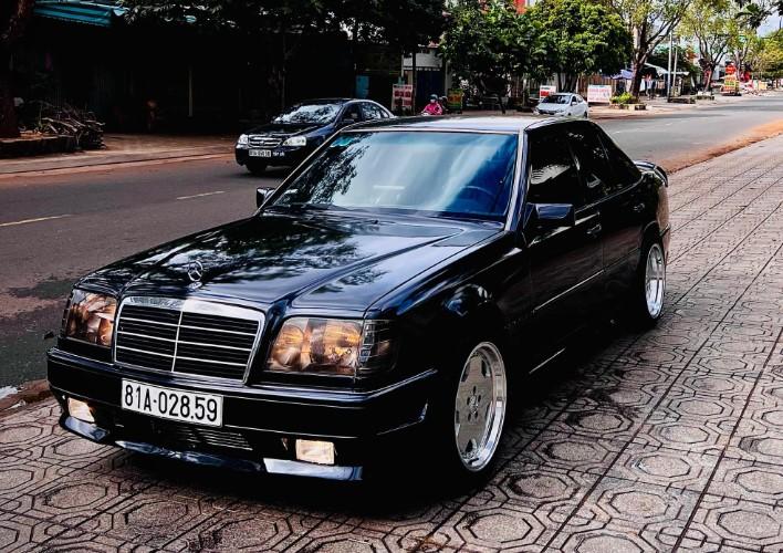 Hồi sinh ngoạn mục Mercedes-Benz E-Class 1993 từ bãi phế liệu 584614