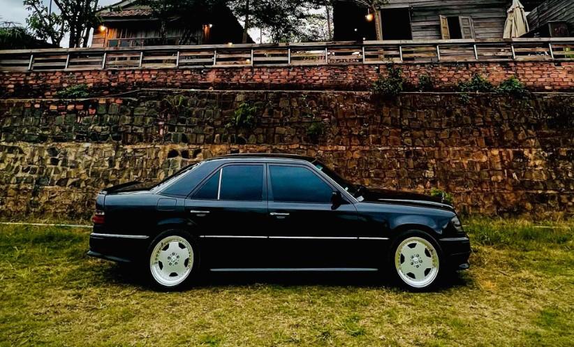 Hồi sinh ngoạn mục Mercedes-Benz E-Class 1993 từ bãi phế liệu 584615