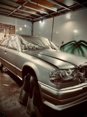 Hồi sinh ngoạn mục Mercedes-Benz E-Class 1993 từ bãi phế liệu 584622