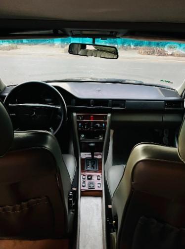 Hồi sinh ngoạn mục Mercedes-Benz E-Class 1993 từ bãi phế liệu 584617