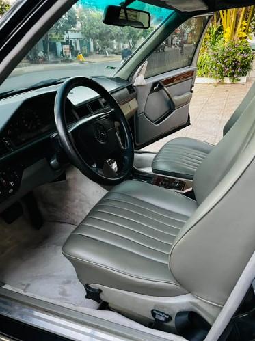 Hồi sinh ngoạn mục Mercedes-Benz E-Class 1993 từ bãi phế liệu 584618