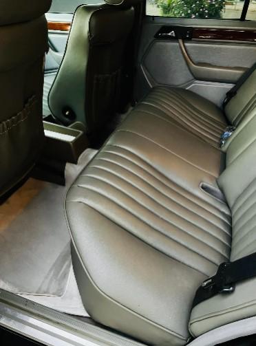 Hồi sinh ngoạn mục Mercedes-Benz E-Class 1993 từ bãi phế liệu 584621