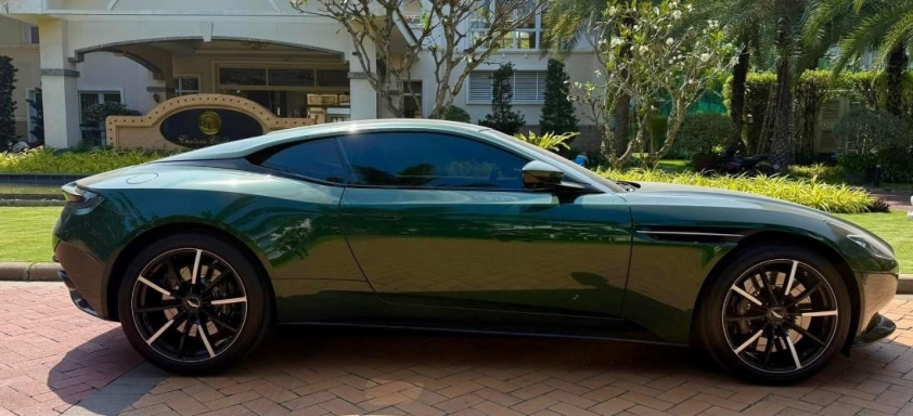 Lăn bánh 1.300 km, Aston Martin DB11 2022