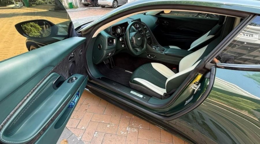 Lăn bánh 1.300 km, Aston Martin DB11 2022
