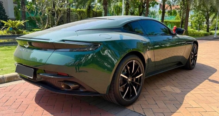 Lăn bánh 1.300 km, Aston Martin DB11 2022