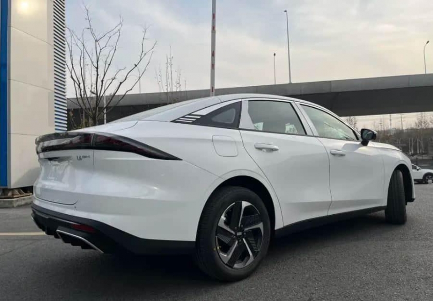 Geely Galaxy L6 EM-i chuẩn bị trình làng với mức giá quy đổi chưa đầy 300 triệu đồng 589216