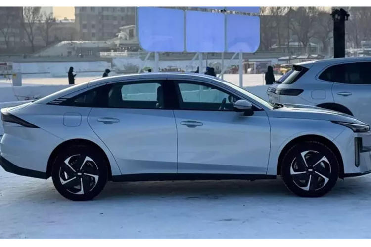 Geely Galaxy L6 EM-i chuẩn bị trình làng với mức giá quy đổi chưa đầy 300 triệu đồng 589217
