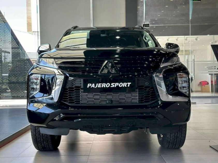 Mitsubishi Pajero Sport bản máy xăng mở bán với số lượng nhỏ giọt, cắt giảm trang bị quan trọng 604647