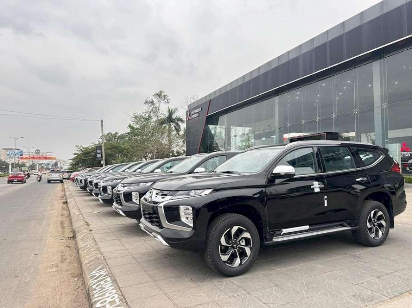Mitsubishi Pajero Sport bản máy xăng mở bán với số lượng nhỏ giọt, cắt giảm trang bị quan trọng 604645