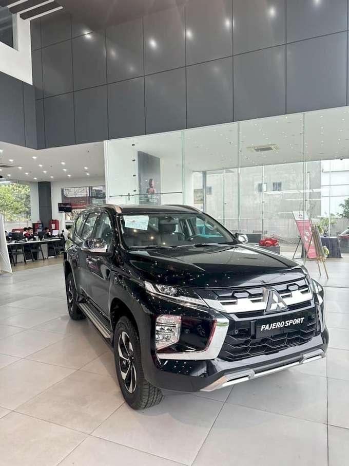 Mitsubishi Pajero Sport bản máy xăng mở bán với số lượng nhỏ giọt, cắt giảm trang bị quan trọng 604649