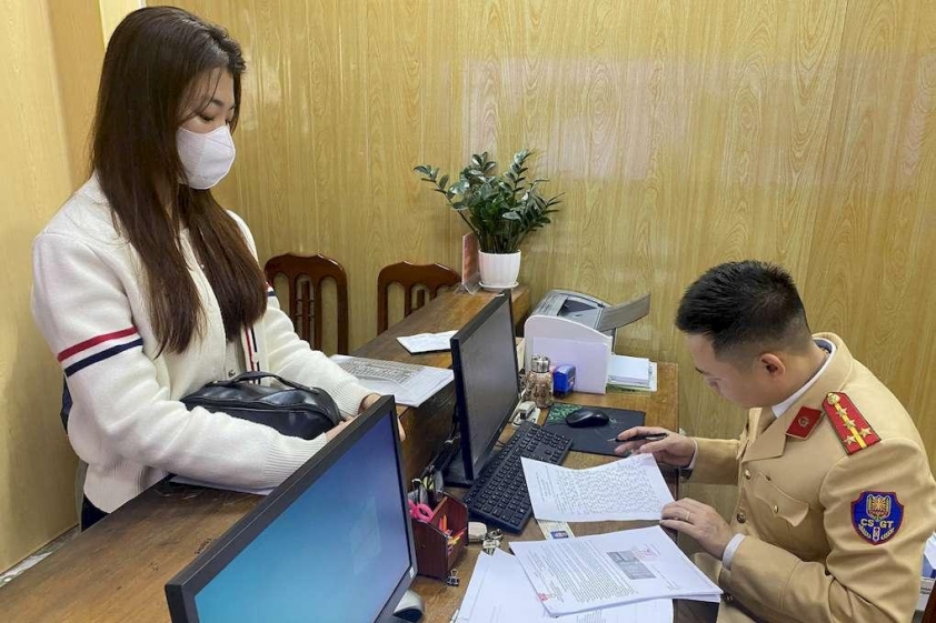 Phạt nặng nữ tài xế xe tải vượt đèn đỏ 7 lần trong 2 tuần liên tiếp 605131