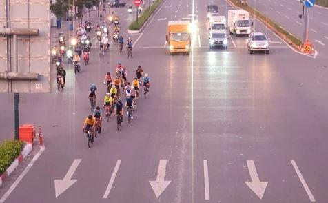 Bức xúc nhóm xe đạp ngang nhiên vượt đèn đỏ, lấn làn trên quốc lộ 13 609550