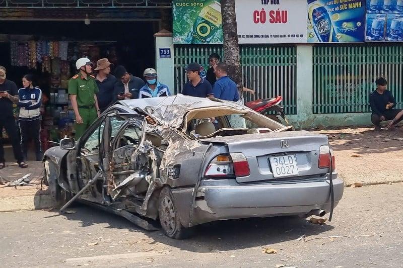 Ô tô mất lái tự gây tai nạn nghiêm trọng, tài xế có nồng độ cồn vượt 5 lần mức kịch khung 609861