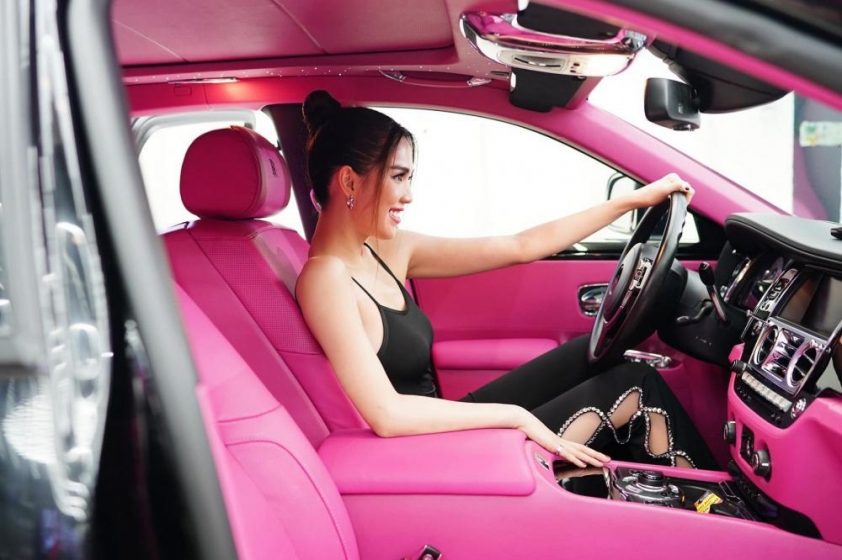 Siêu phẩm Rolls-Royce Ghost của Ngọc Trinh tìm chủ mới, giá rao bán hơn 4 tỷ đồng 610229