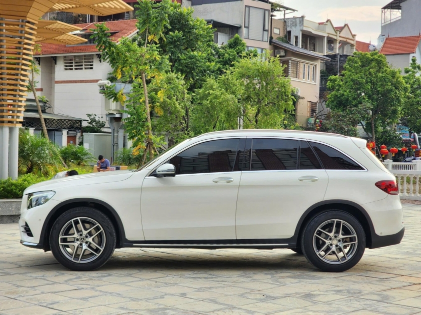 Mercedes-Benz GLC 300 4MATIC 2017: Có đáng mua ở mức giá 1 tỷ đồng sau 8 năm sử dụng? 616228