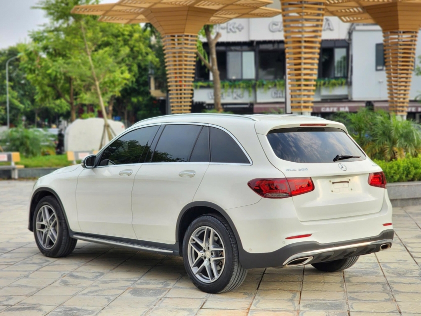Mercedes-Benz GLC 300 4MATIC 2017: Có đáng mua ở mức giá 1 tỷ đồng sau 8 năm sử dụng? 616230