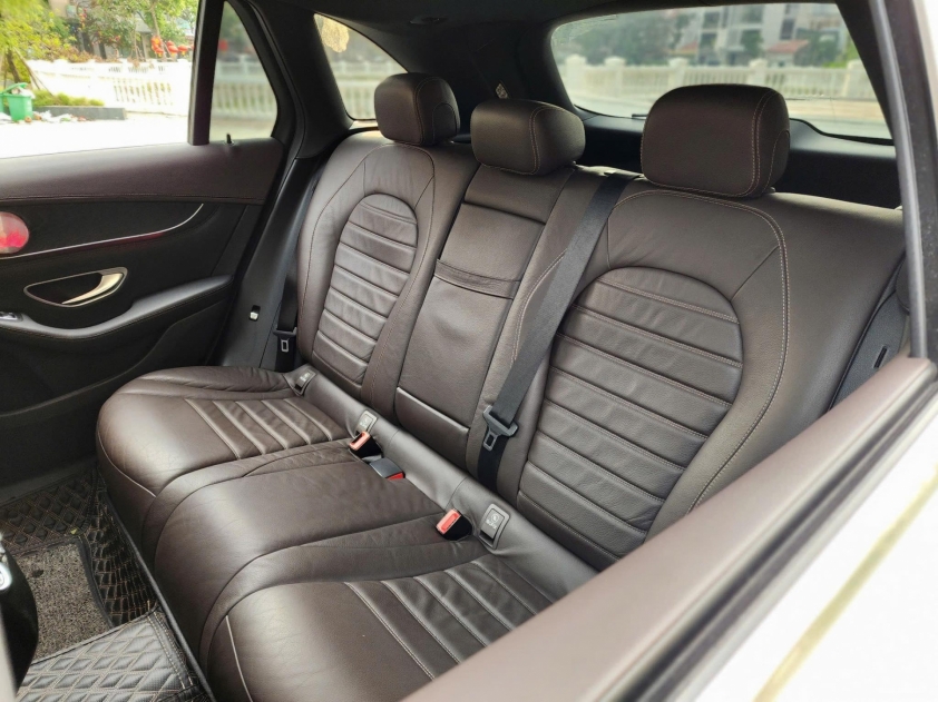 Mercedes-Benz GLC 300 4MATIC 2017: Có đáng mua ở mức giá 1 tỷ đồng sau 8 năm sử dụng? 616226