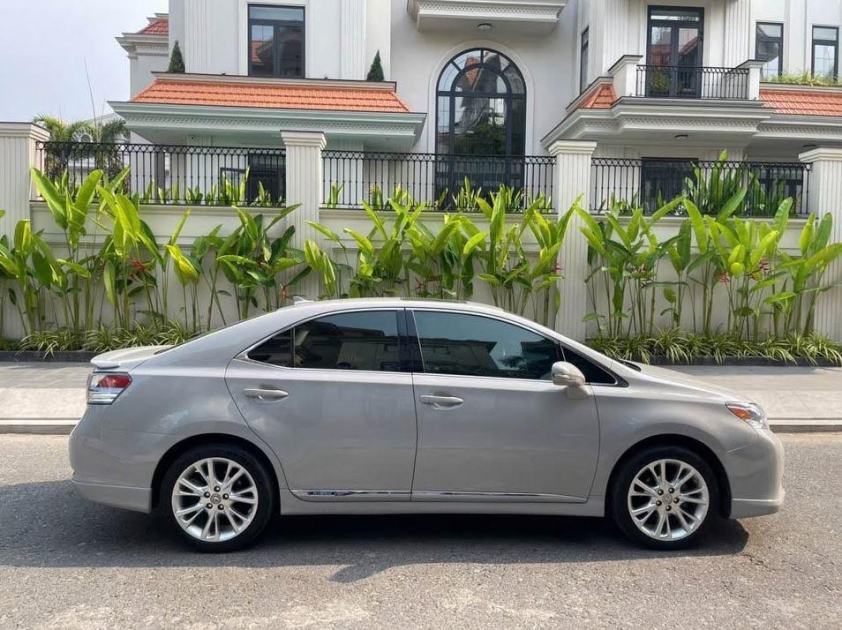 Lexus HS 250h tái xuất trên thị trường xe cũ Việt Nam: Hàng hiếm với giá ngang sedan phổ thông 619987