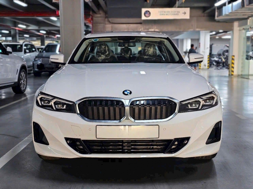 BMW 3 Series 2025 cập bến Việt Nam: Giá từ 1,549 tỷ, vô lăng kiểu mới, thêm trang bị đấu Mercedes C-Class! 622233