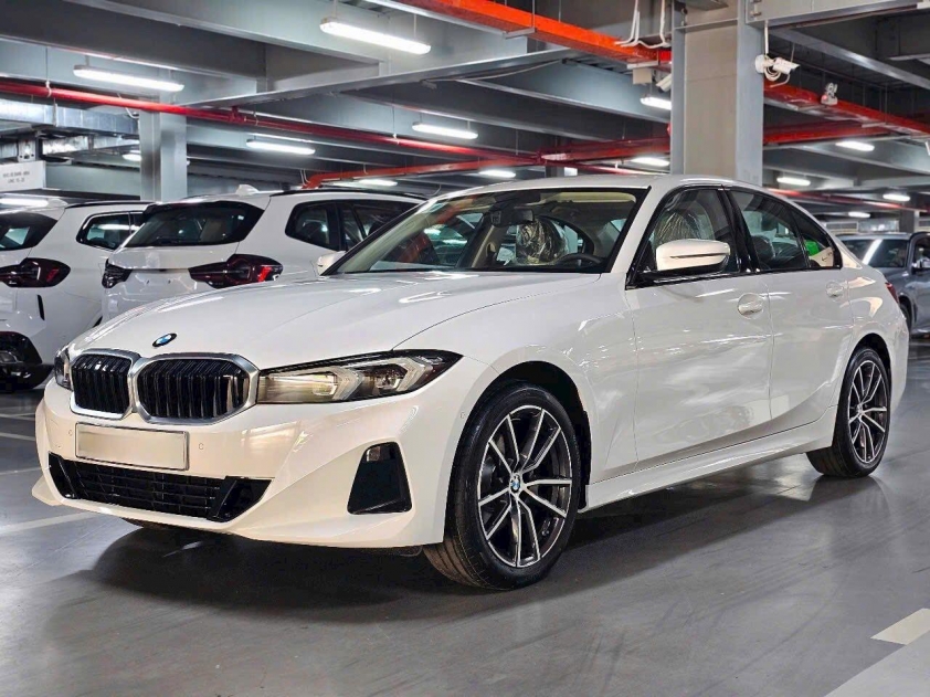 BMW 3 Series 2025 cập bến Việt Nam: Giá từ 1,549 tỷ, vô lăng kiểu mới, thêm trang bị đấu Mercedes C-Class! 622226