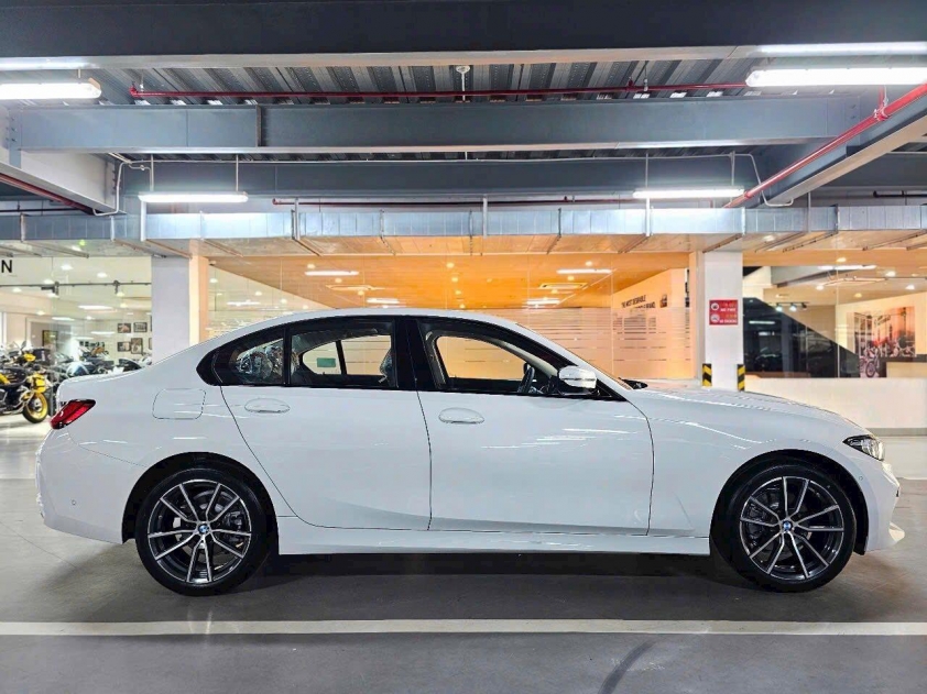 BMW 3 Series 2025 cập bến Việt Nam: Giá từ 1,549 tỷ, vô lăng kiểu mới, thêm trang bị đấu Mercedes C-Class! 622230