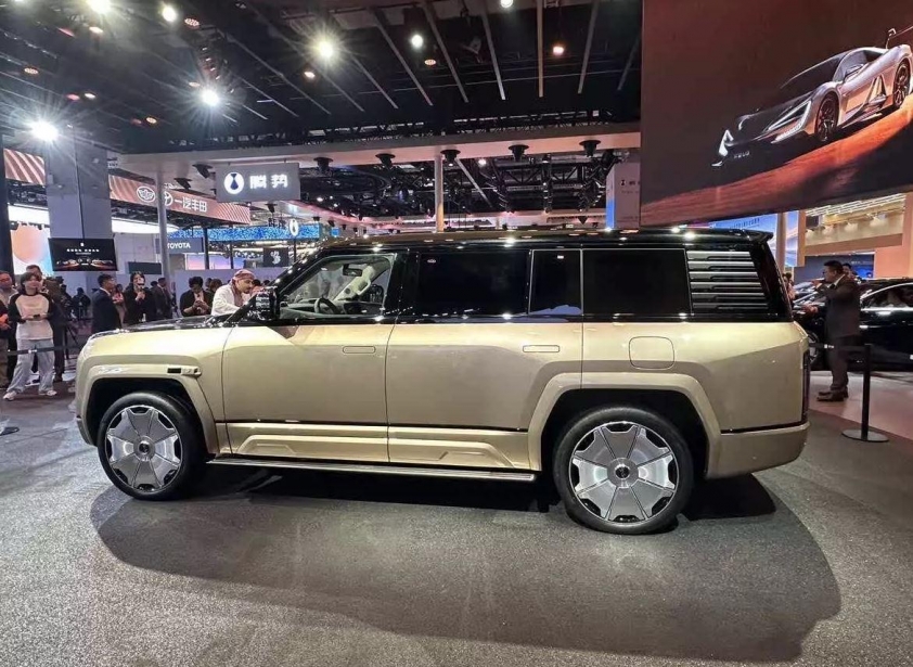 Yangwang U8L – SUV siêu sang mới của BYD chính thức ra mắt: Rộng hơn Cullinan, sang hơn Range Rover 625258