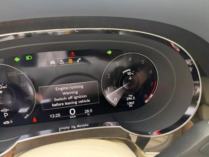 Cận cảnh Bentley Bentayga V8 2020 tại Thành phố Hồ Chí Minh: 4 năm chỉ chạy 1.308 km, như xe “đập hộp” 645806