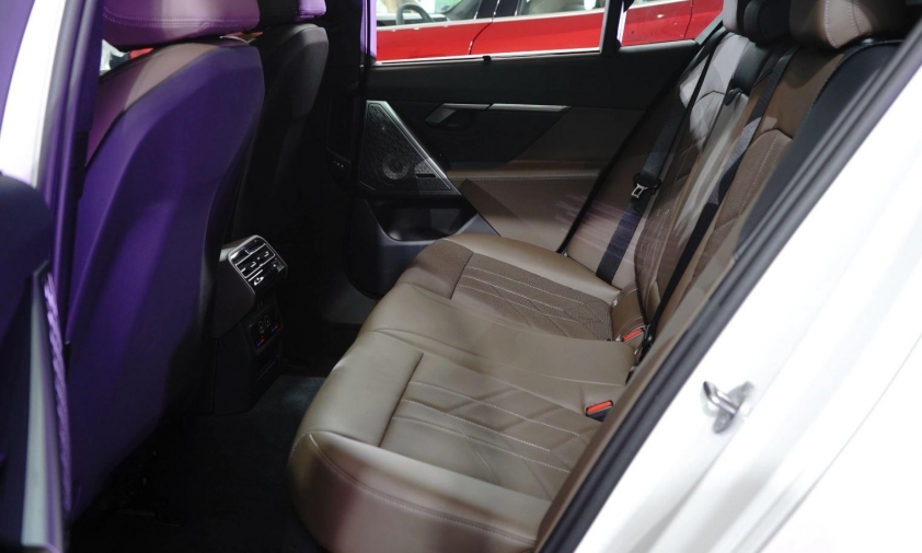 Giảm hơn 400 triệu, BMW 5 Series bản lắp ráp có đánh đổi điều gì? 646148