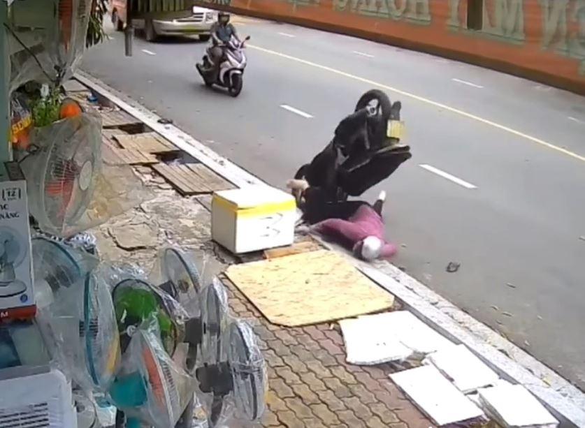 Ngã lộn nhào giữa đường vì mải nhìn cửa hàng: Cảnh báo tai nạn từ hành vi mất tập trung khi lái xe 649472