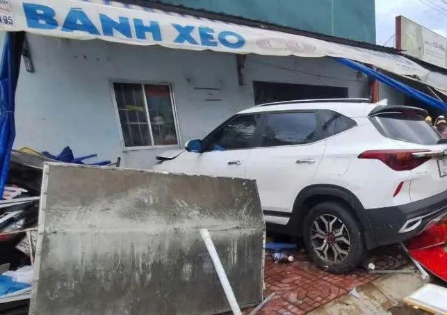 Phan Thiết: Ô tô mất lái tông xe máy, lao vào nhà dân khiến một người tử vong 649296
