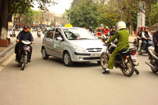 Cuốc taxi 4,2 triệu đồng và góc khuất chưa lời giải của “xe dù” đô thị 650655