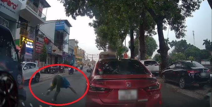 Xe tải vượt làn đâm người đi bộ ở Mê Linh: Người đi bộ cũng phải tuân thủ quy định 680148