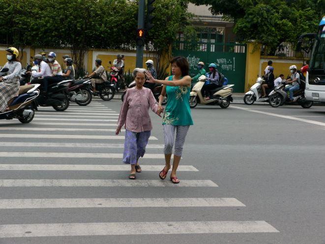 Xe tải vượt làn đâm người đi bộ ở Mê Linh: Người đi bộ cũng phải tuân thủ quy định 680149