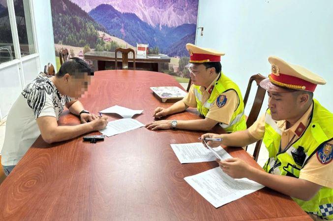 Tài xế không bằng lái chở vượt 21 người, bị phạt hơn 200 triệu đồng tại Đắk Lắk 683165