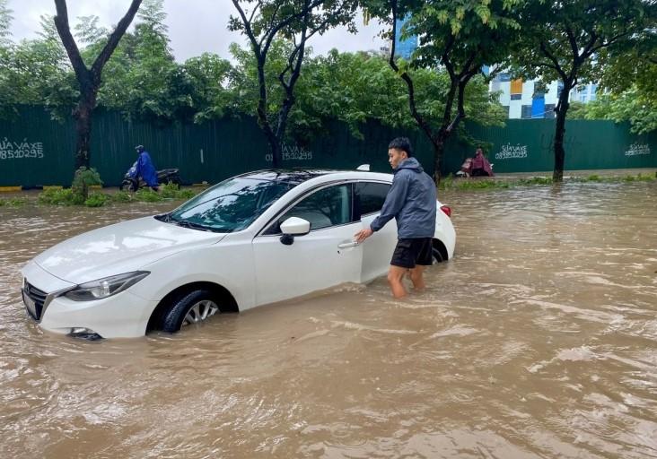 Hà Nội ngập nặng sau mưa lớn, ô tô chết máy hàng loạt, cứu hộ quá tải 692365